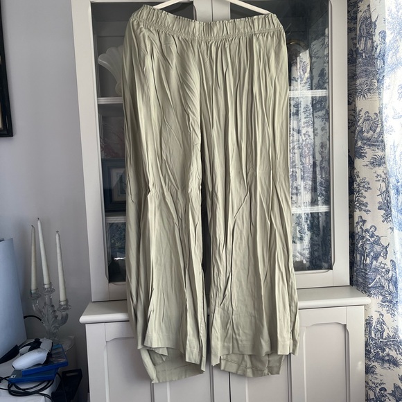 H&M lightweight pants - Picture 2 of 4